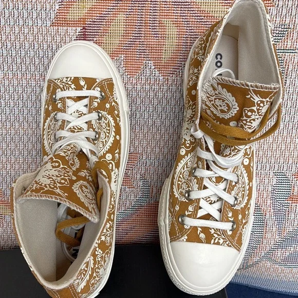 Converse WMNS 572541C
CTAS LIFT HI
WHEAT/EGRET/BLACK SNEAKERS - PLATFORMS - Picture 13 of 16